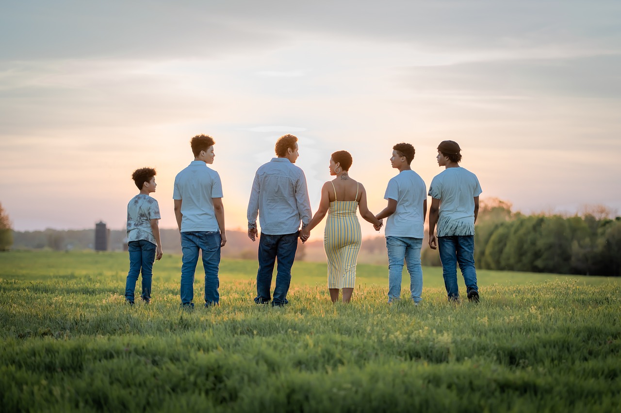 family, sunset, field-7157276.jpg